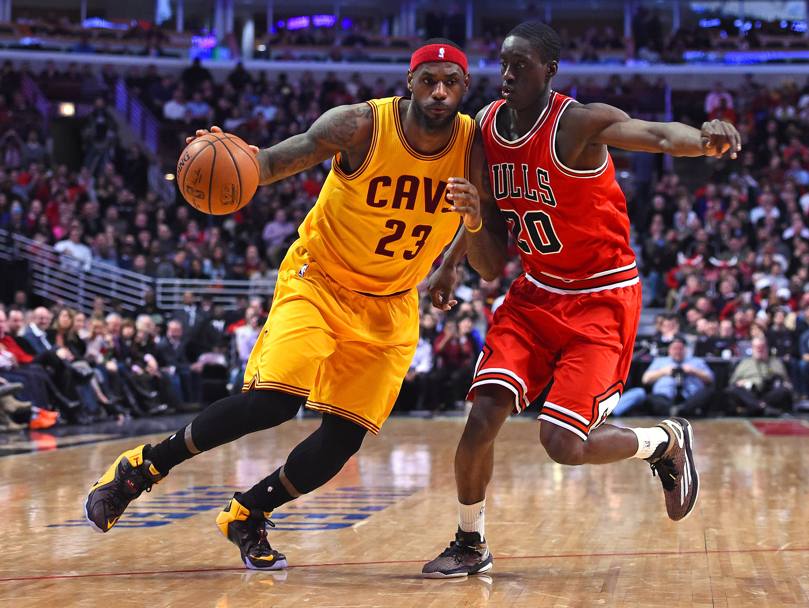 Nba, Chicago Bulls-Cleveland Cavaliers: LeBron James cerca di superare Tony Snell, davanti al pubblico dello United Center. (Reuters)